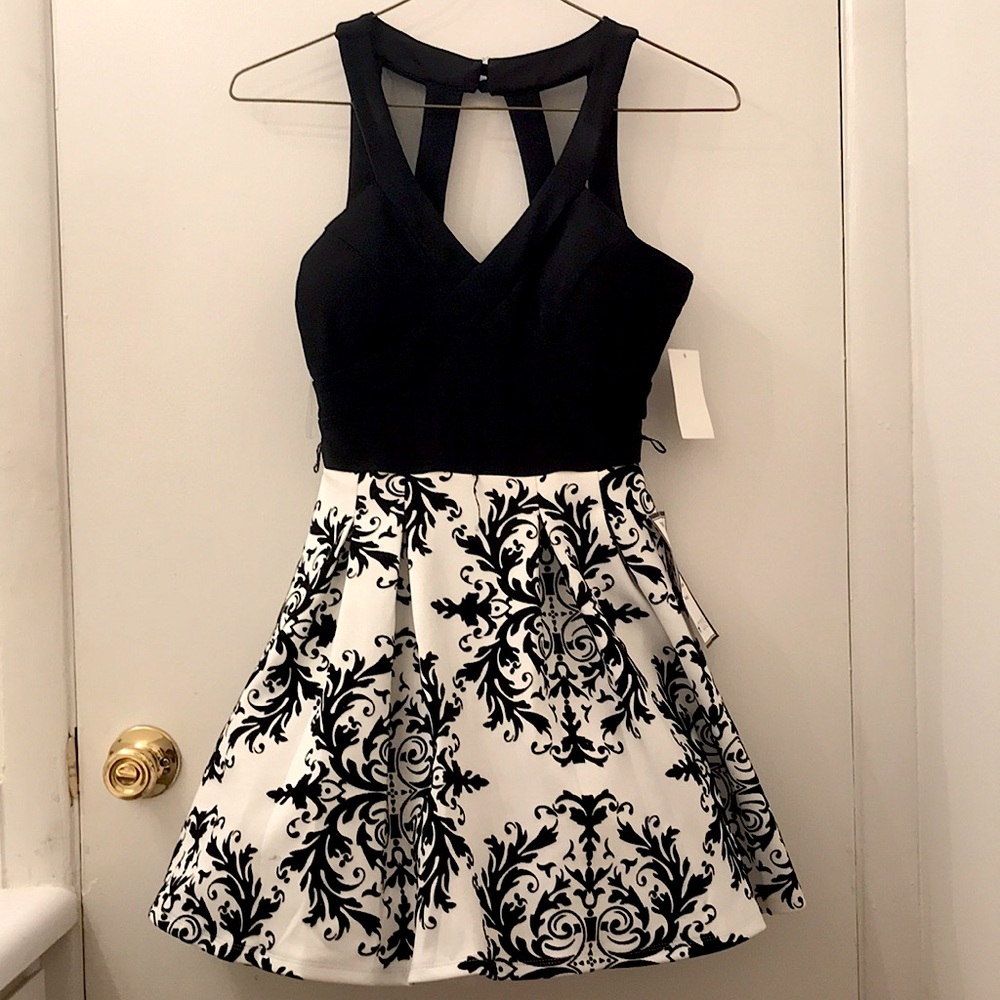 Black and White dress. Size 5 in Juniors